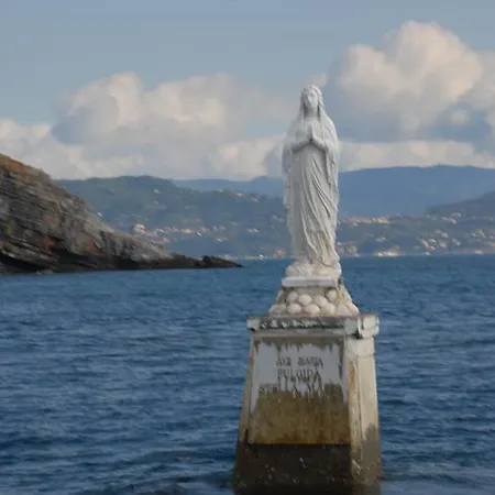 Nyaraló Sofia Lerici
